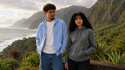 Couple en hoodies devant une côte montagneuse pour le mouvement NSTH.