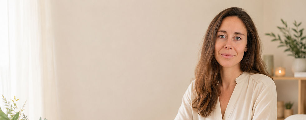 Portrait d'une femme brune souriante pour contact.