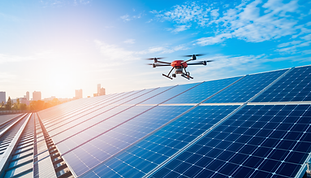 Un drône qui nettoie des panneaux solaires
