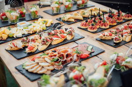 Assortiment de canapés et amuse-gueules pour un mariage