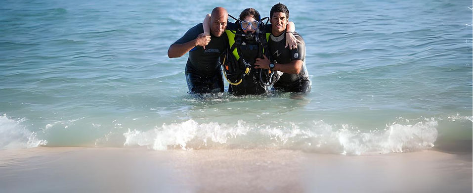 Deux personnes qui secourent une femme en mer
