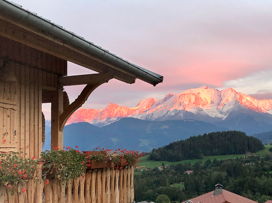 Balcon d'une location de chalet face au Mont-Blanc rose