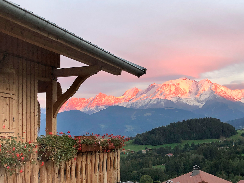 Balcon d'une location de chalet face au Mont-Blanc rose