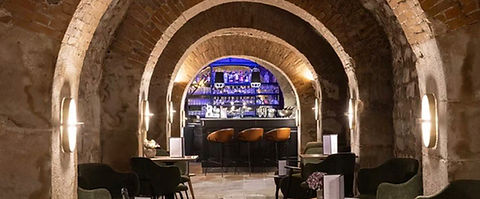 Espace événementiel voûté avec bar et salons