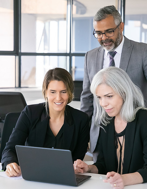 Clients utilisant un outil de signature électronique devant un ordinateur