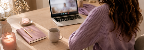 Femme en consultation immédiate par visioconférence sur ordinateur