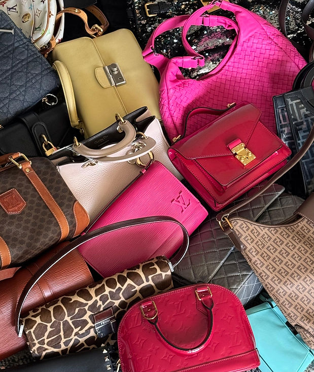 Assortiment de sacs à main colorés