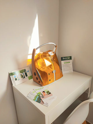 Appareil orange sur un bureau éclairé par le soleil