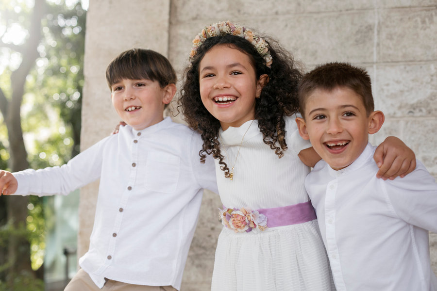 Enfants heureux à un mariage