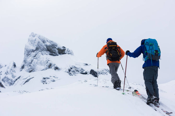 Deux skieurs qui gravissent une montagneà Whistler