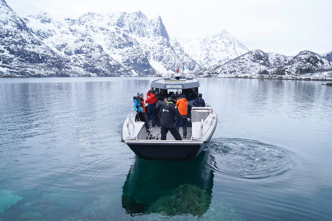 Un bateau sur la mer en hiver avec un paysage montagneux 
