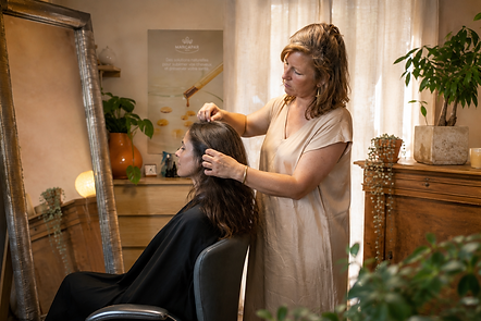 Séance de coiffure énergétique à Sète dans un salon zen.