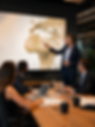 Un homme d'affaires présente une carte du monde à son équipe.