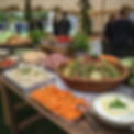 Buffet traiteur garni de salades et plats variés