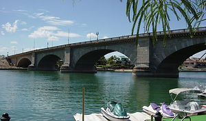 Pont à Lake Havasu, jet ski et bateaux amarrés près du paysage.