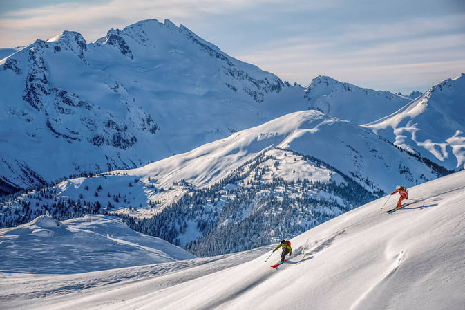 Deux skieurs descendant une piste de ski au Canada