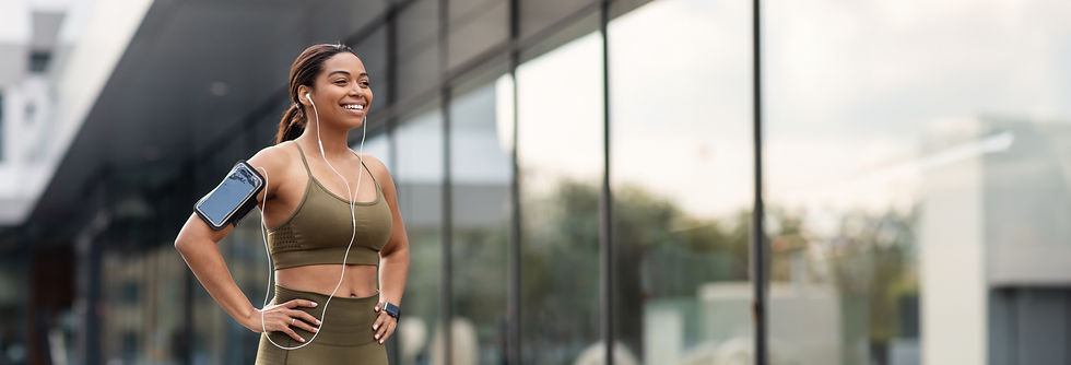 une-jeune-femme-noire-attrayante-en-tenue-de-sport-ecoutant-de-la-musique-dans-des-ecouteu