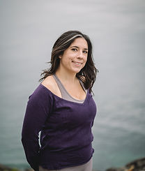 Femme souriante devant le lac à Vevey