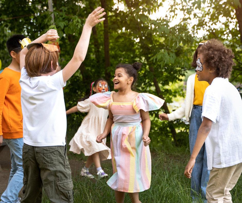 Enfants en plein tournage de leur court métrage d'anniversaire