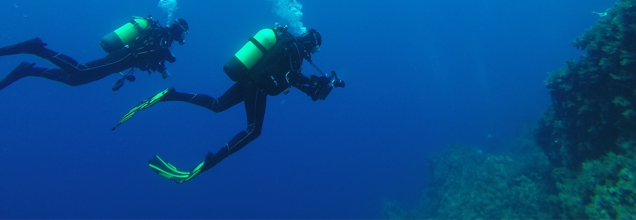 Deux plongeurs PADI en eaux très profondes