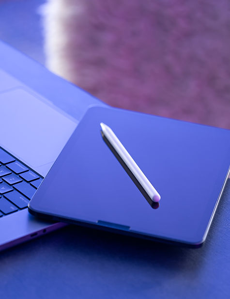 Ordinateur portable ouvert pour utiliser un logiciel de signature électronique