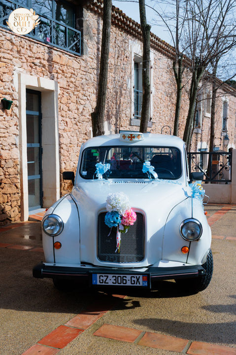 Voiture blanche décorée de rubans