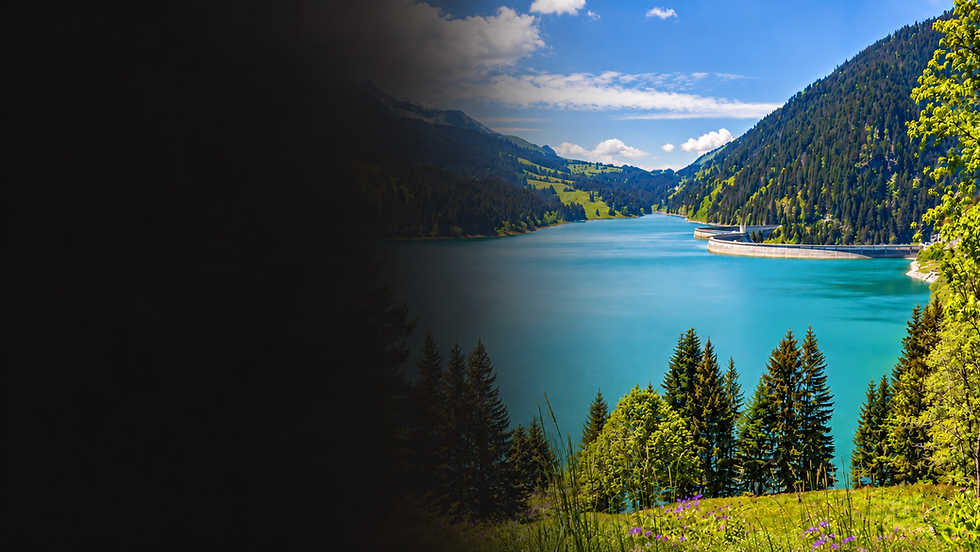 Lac alpin turquoise sous les nuages.png