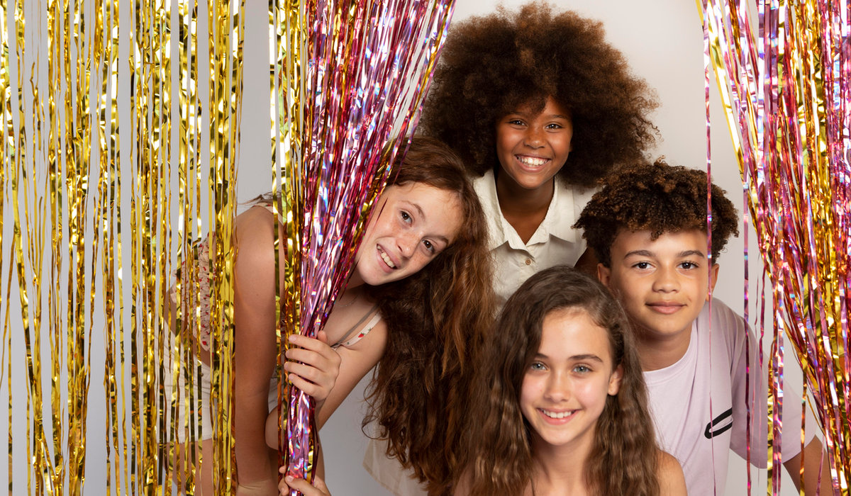 Enfants qui fêtent un anniversaire dans un appartement
