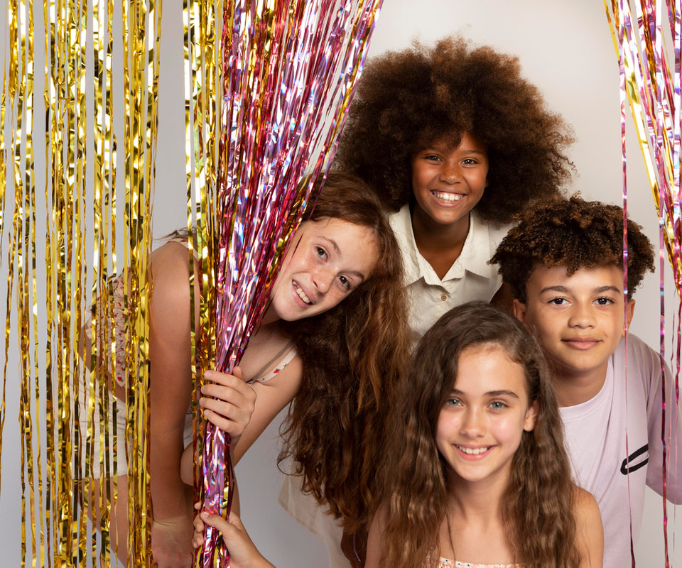 Enfants souriants à la fête