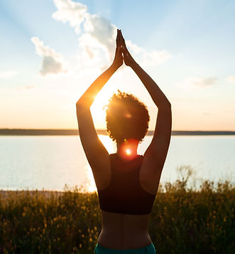 silhouette-de-jeune-fille-sportive-pratiquer-le-yoga-dans-le-champ-au-lever-du-soleil.jpg