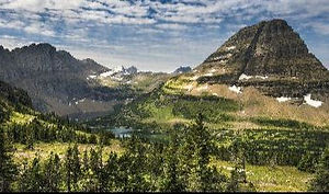Des montagnes vertes et rocheuses, paysage naturel