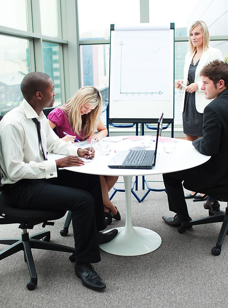 gens-d-affaires-travaillant-ensemble-dans-une-presentation.jpg