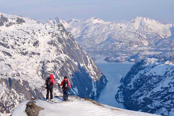 Deux skieurs au sommet d'une montagne