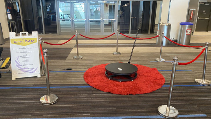 Plateforme rotative avec tapis rouge et cordons, DKLE Evènementiel, pour événementiel.