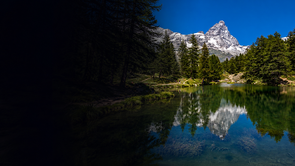 Mont Cervin se reflétant dans un lac alpin paisible.