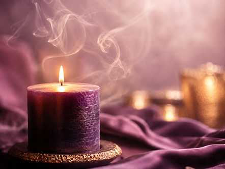 Bougie violette allumée dégageant de la fumée sur tissu.