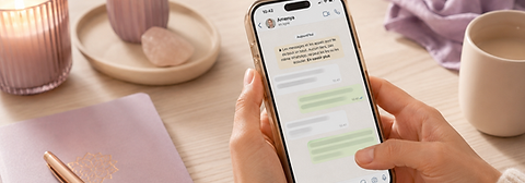 Personne utilisant un smartphone pour une consultation immédiate par message.