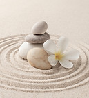 pierres-zen-empilees-art-de-fond-de-sable-du-concept-d-equilibre.jpg