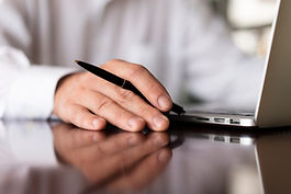 employe-meconnaissable-tenant-un-stylo-bouchent.jpg