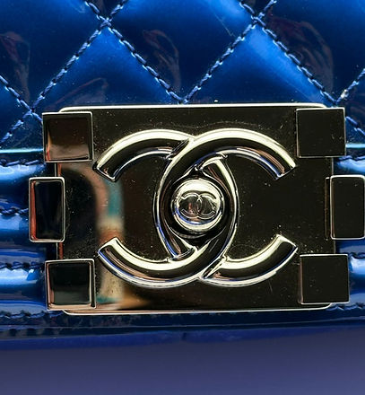 Logo Chanel sur sac bleu matelassé