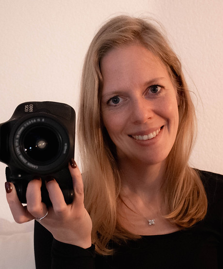 Femme souriante avec appareil photo