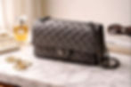 Sac de luxe matelassé gris sur marbre