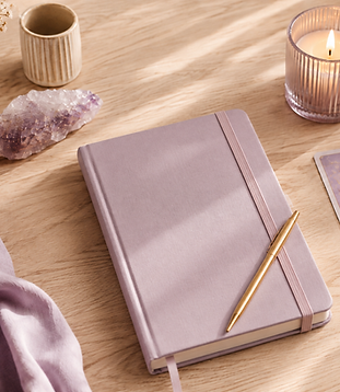 Carnet lilas et stylo doré, à propos de Roxane Guelia.