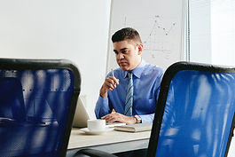 Expert-comptable travaillant sur un ordinateur au bureau