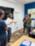 Groupe pendant un coaching de PNL en entreprise