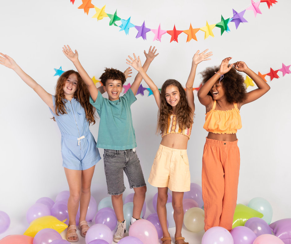 Enfants qui jouent une scène de théâtre lors d'un anniversaire