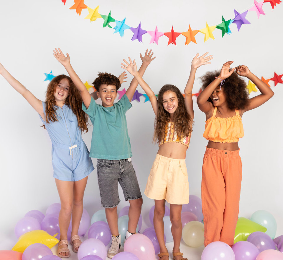 Enfants heureux qui célèbrent