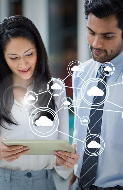 homme-et-femme-utilisant-une-tablette-numerique-et-une-interface-de-cloud-computing.jpg