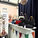 Sacs de luxe seconde main noirs, rouges, beiges sur comptoir