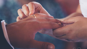 Mariés se passant la bague au doigt devant un photographe de mariage à Belfort